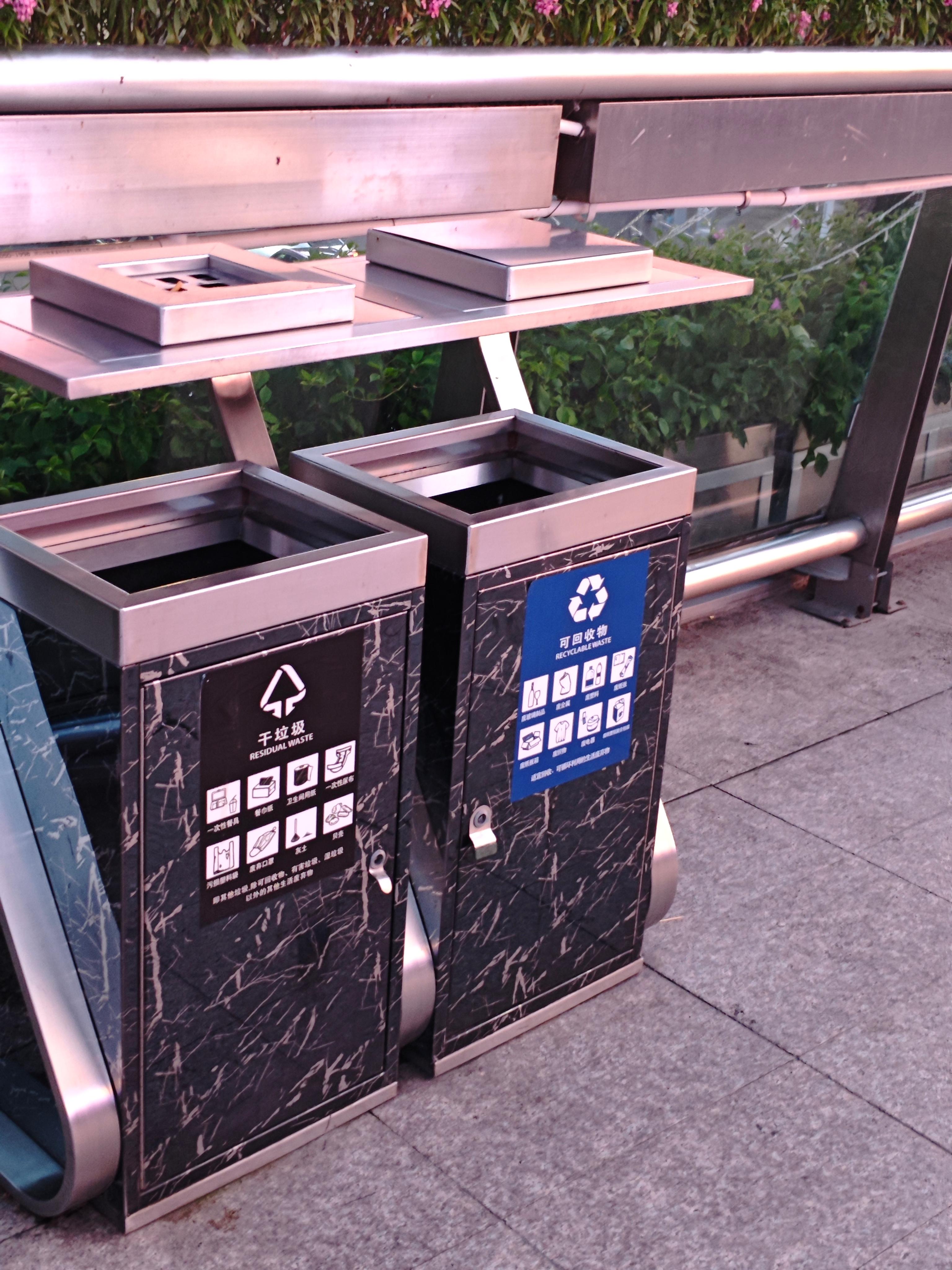 Trash cans with customizable exterior designs