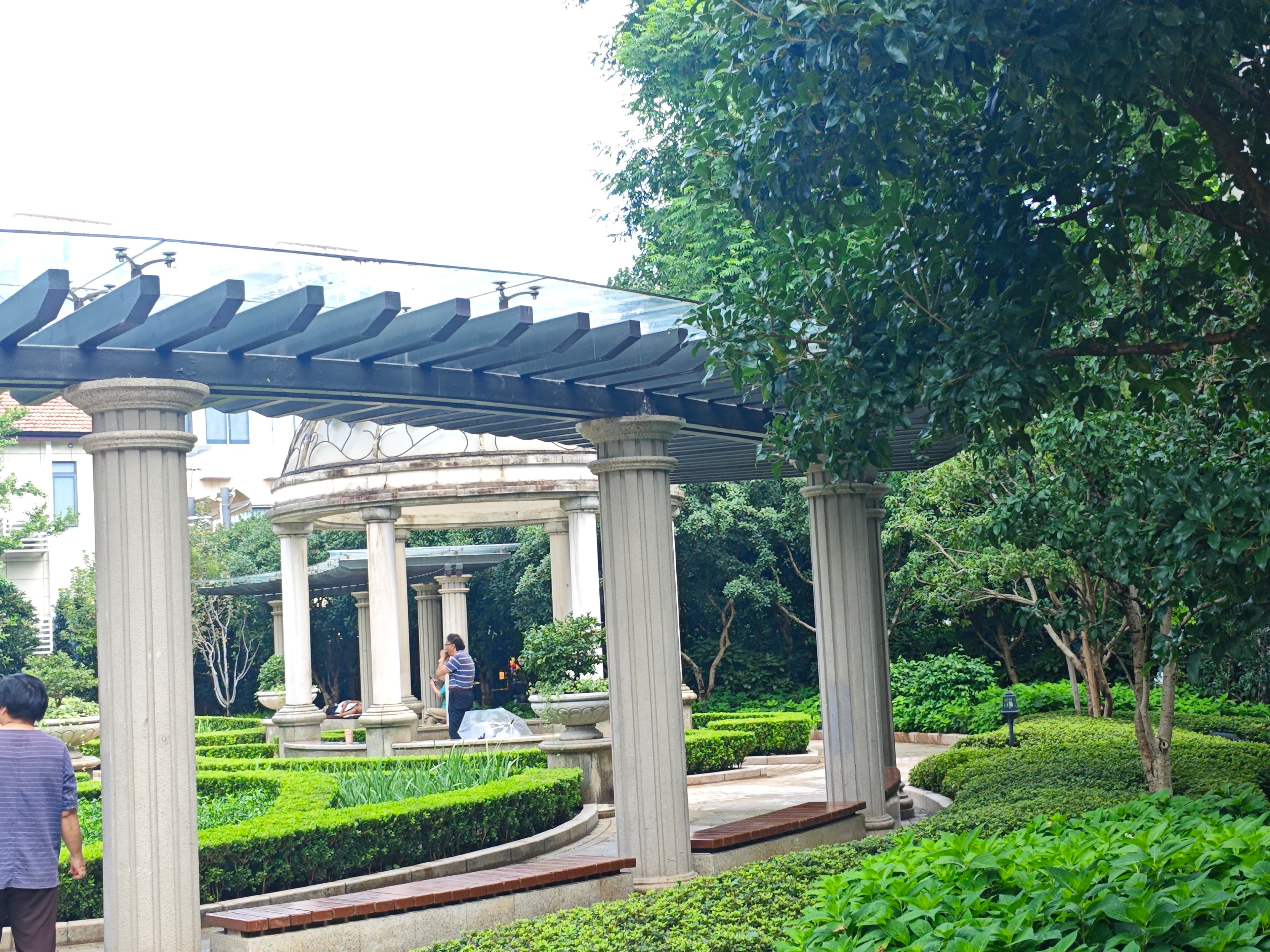 Elevated pergola roof