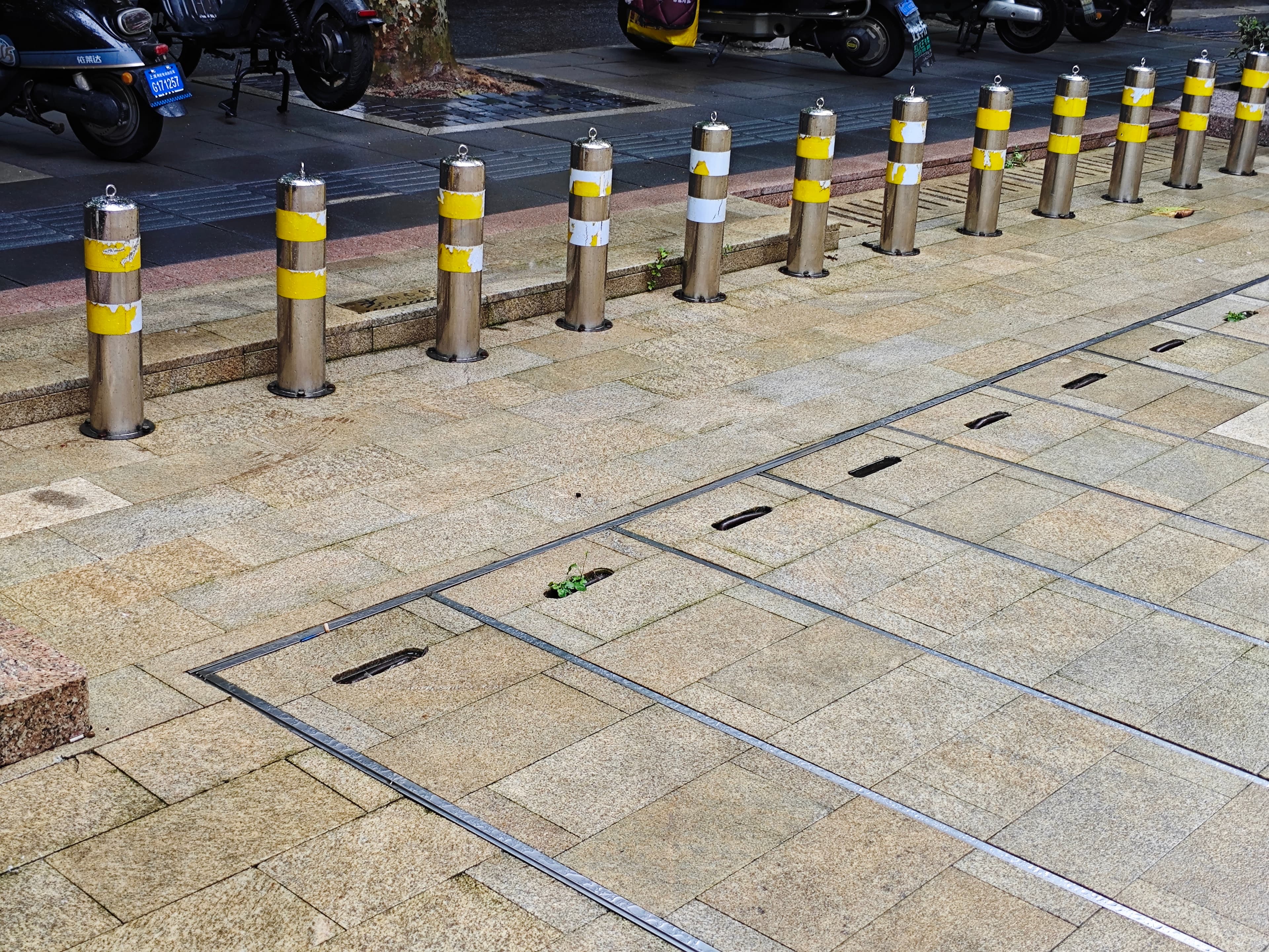 Buried-type bollard with fluorescent markings