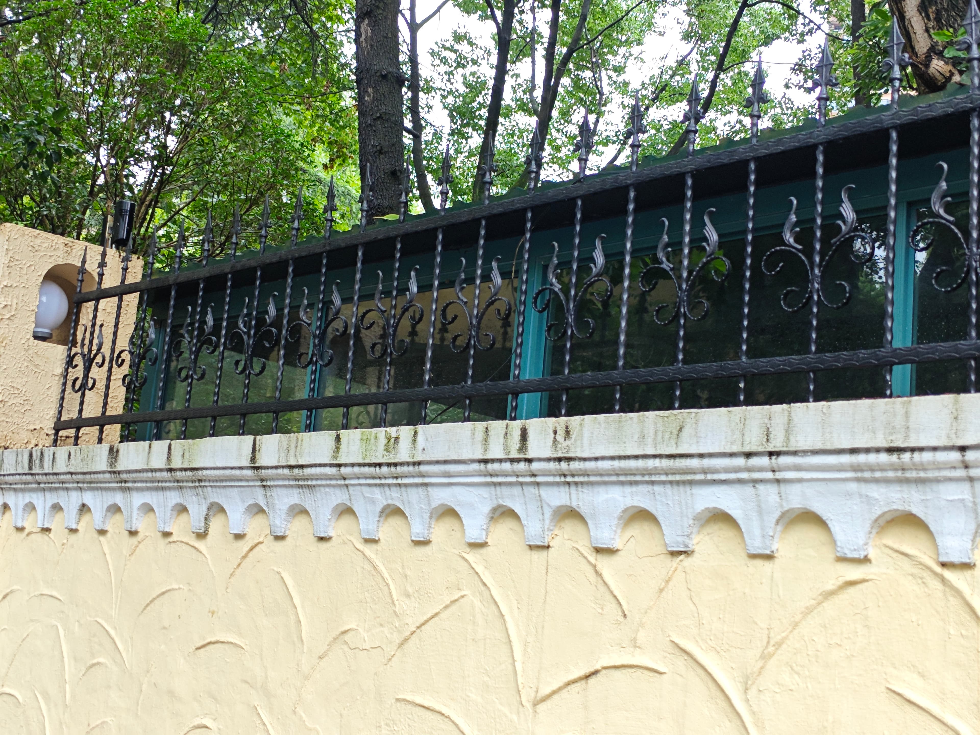 Small protective iron fence 3